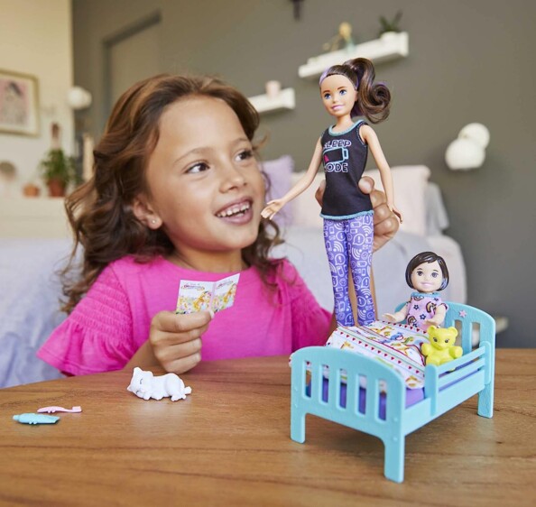 Babysitter Barbiepuppe-Set mit kleinem Mädchen und Bettchen