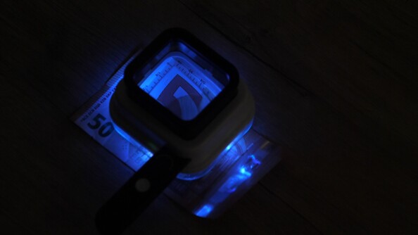 Handliche LED-Lupe mit 3-facher Vergrößerung