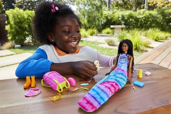 Barbie-Puppe Familie Brooklyn beim Camping mit Zubehör