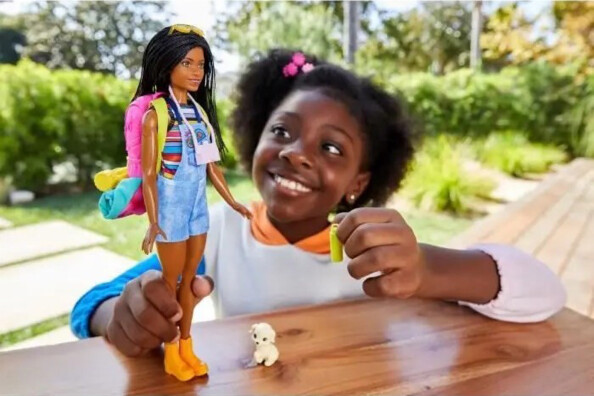 Barbie-Puppe Familie Brooklyn beim Camping mit Zubehör