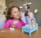 Babysitter Barbiepuppe-Set mit kleinem Mädchen und Bettchen